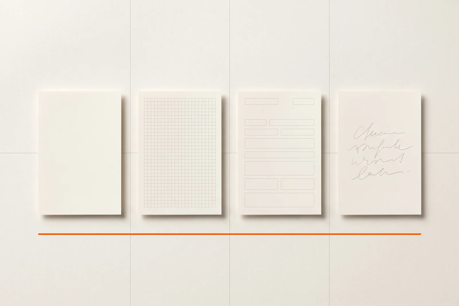 Vier unterschiedliche Papierproben nebeneinander, ein sauberer Scan, eine Tabelle, ein Formular und ein handschriftlicher Zettel, darunter eine feine orange Linie