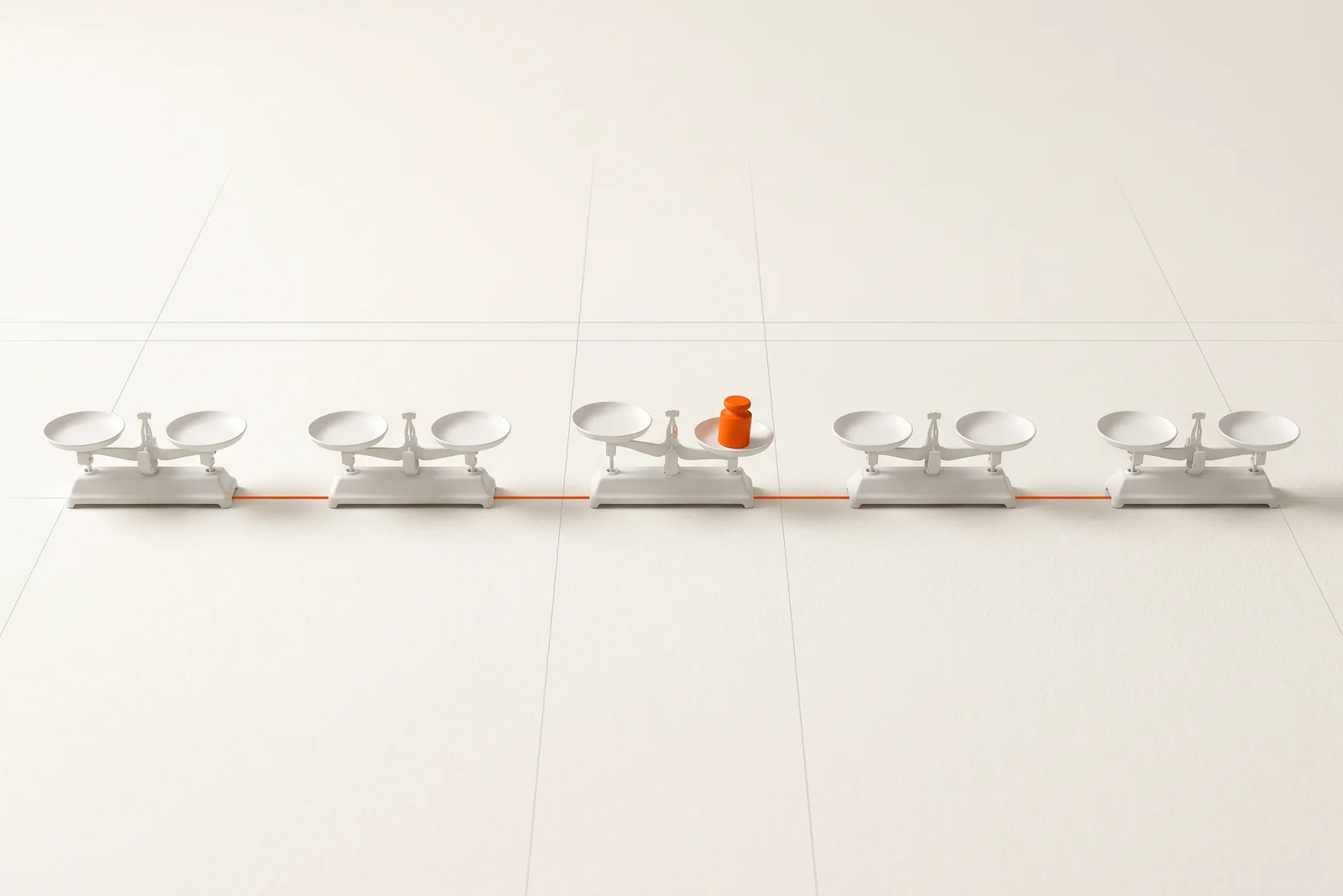 Sechs schlichte weiße Waagschalen in einer Reihe auf hellem Papier, eine davon mit einem kleinen orangefarbenen Gewicht, die anderen leer