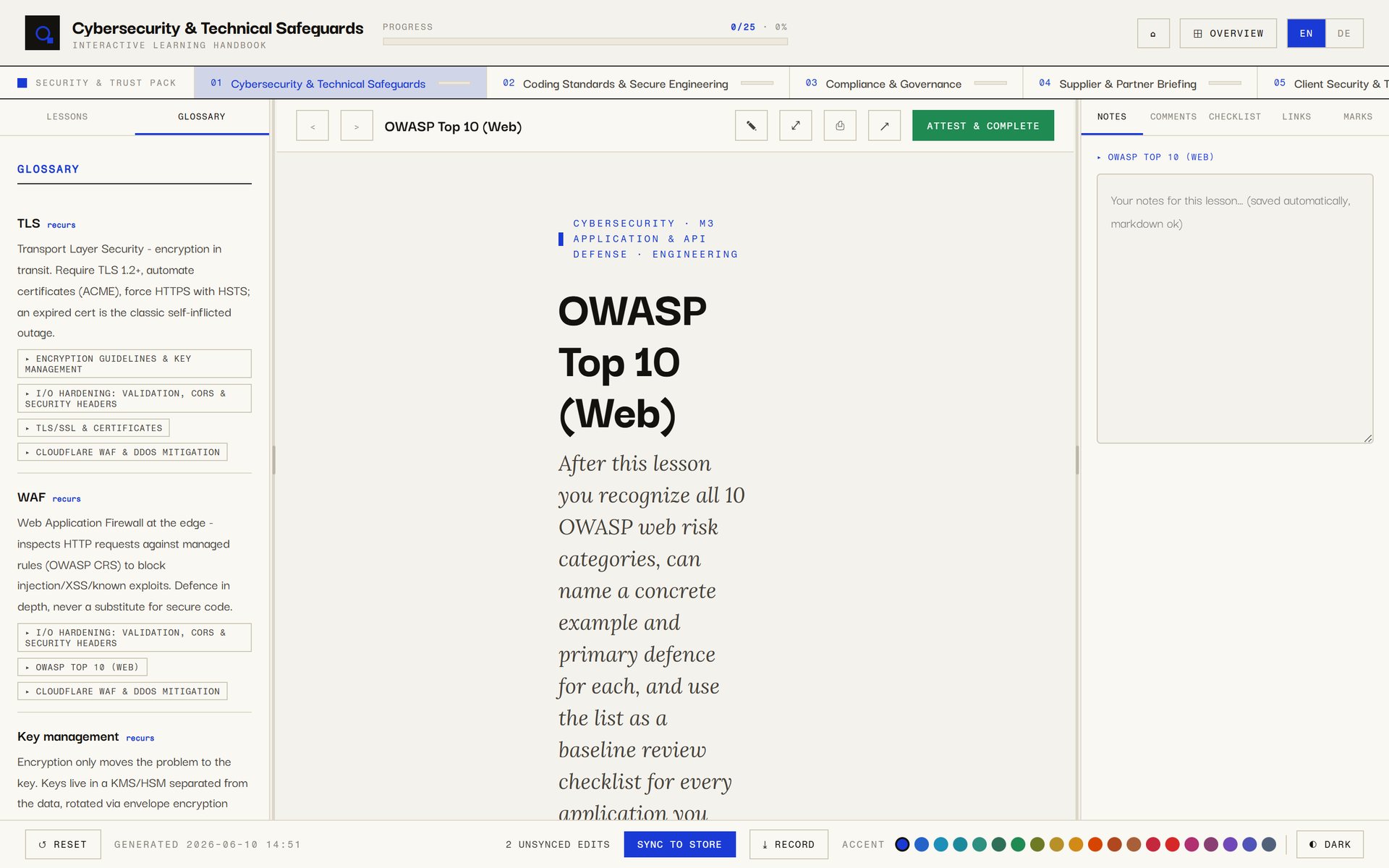 Leseransicht mit geöffnetem Glossar-Reiter links: die Begriffe TLS, WAF und Key management, jeweils mit der Markierung recurs, einer Definition und Verweisen auf Lektionen; in der Mitte die Lektion OWASP Top 10 (Web)