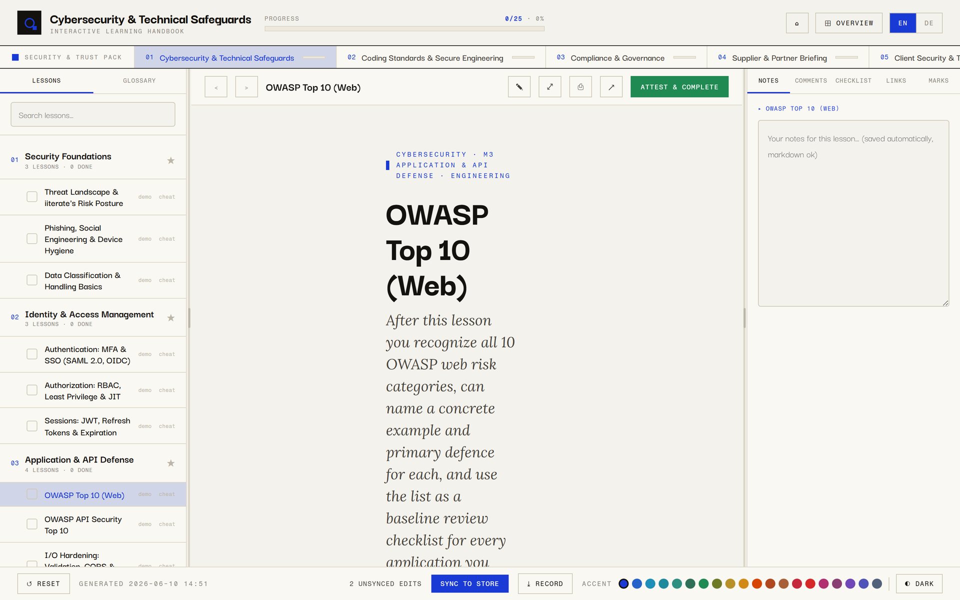 Leseransicht eines Handbuchs: oben Titel, Fortschritt und Kapitelreiter; links die Lektionsliste nach Modulen mit Kontrollkästchen; in der Mitte die Lektion OWASP Top 10 (Web) mit Lernziel und einer Werkzeugleiste mit Bearbeiten, Fokus, Drucken, Öffnen im neuen Tab und dem Knopf Attest & complete; rechts die Reiter Notes, Comments, Checklist, Links und Marks mit leerem Notizfeld; unten Sync to store, Record und Akzentfarben