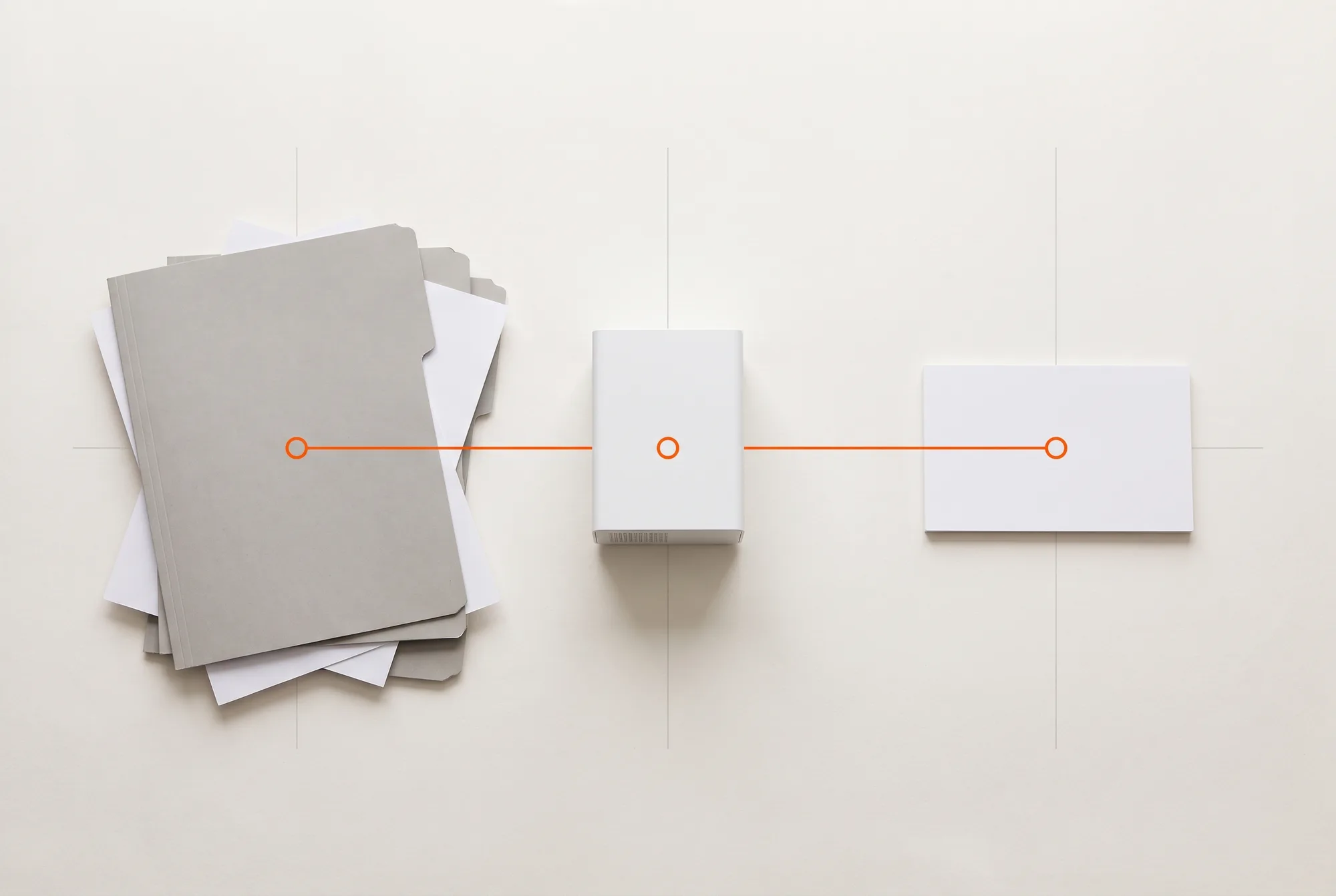 Illustration: links ein Stapel grauer Aktenordner mit losen Blättern, in der Mitte ein kleines weißes Gerät, rechts eine einzelne weiße Karteikarte. Eine dünne orange Linie verbindet alle drei.